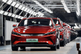 China tributa baterias de carros elétricos e encarece veículos