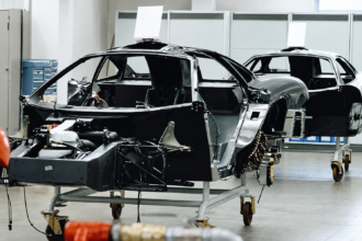 Conheça o carro que lançou o monocoque de fibra de carbono