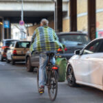 Entenda as regras de circulação, gestos e diferenças entre e-bike e ciclomotor