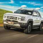 Especialista assume controle remoto de picape BYD Shark em teste