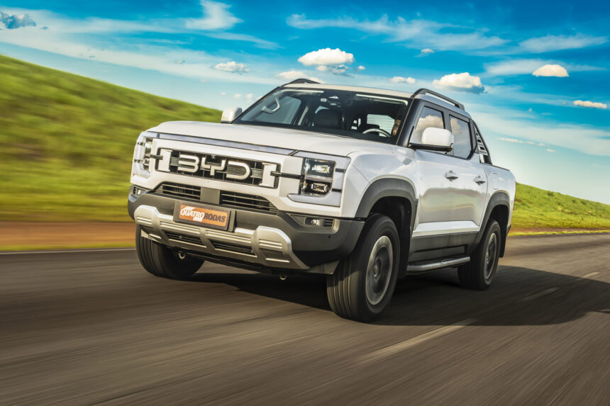 Especialista assume controle remoto de picape BYD Shark em teste