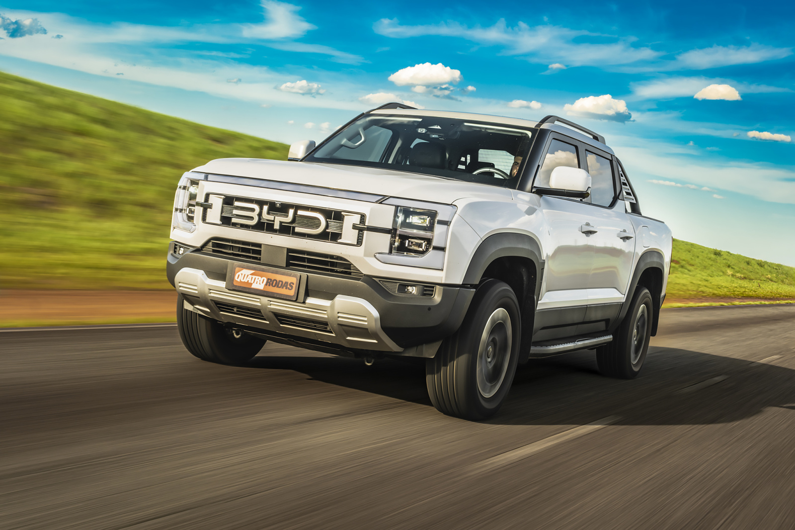 Especialista assume controle remoto de picape BYD Shark em teste