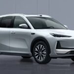 Geely EX5 vira tração traseira e chega a 333 cv com frunk