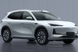Geely EX5 vira tração traseira e chega a 333 cv com frunk