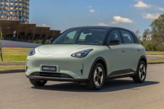 Geely lança vendas diretas e oferece EX2 Pro a taxistas por R$ 104.212