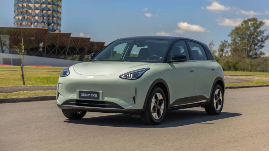 Geely lança vendas diretas e oferece EX2 Pro a taxistas por R$ 104.212