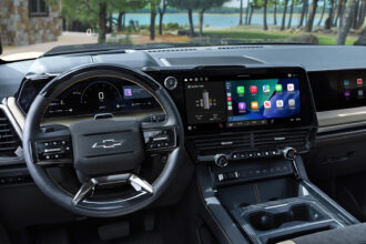 GM recua e traz Android Auto e Apple CarPlay de volta
