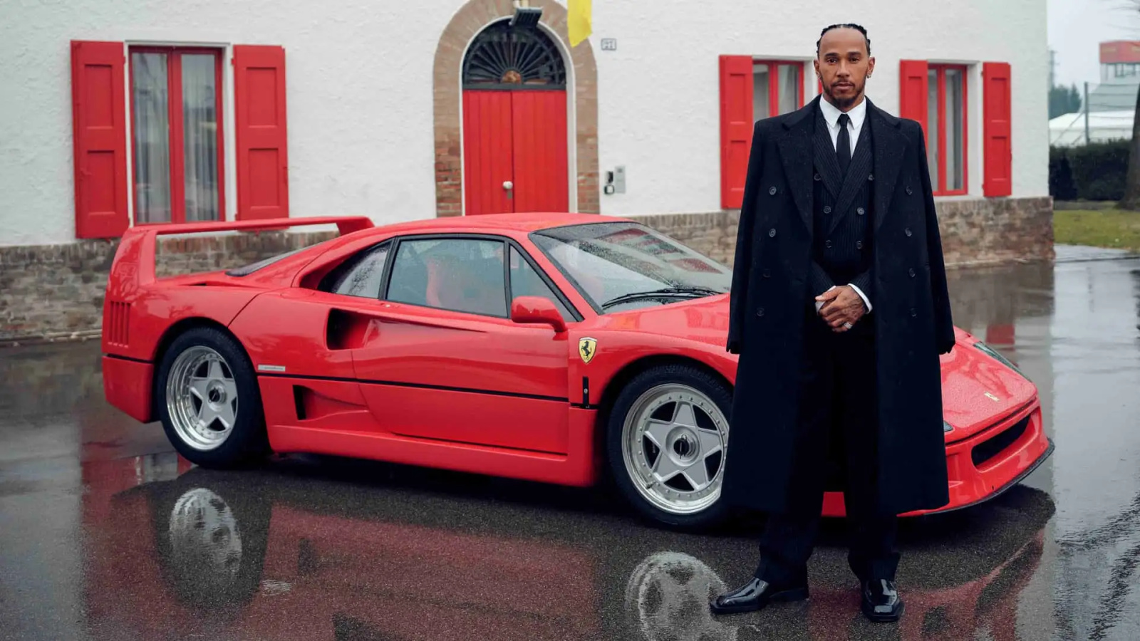 Hamilton compra Ferrari F40 esquecida e envia a Maranello
