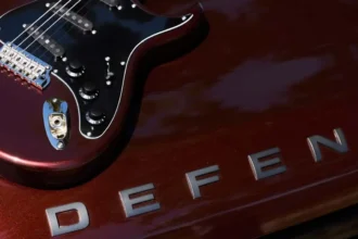 John Mayer e PRS revelam Silver Sky nas cores oficiais do Land Rover Defender