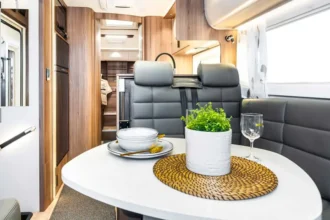Kabe Imperial TRAQ i830 transforma Sprinter em motorhome 4×4 com seis camas