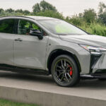 Lexus NX ganha bateria maior, mais potência e recarga rápida