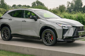 Lexus NX ganha bateria maior, mais potência e recarga rápida