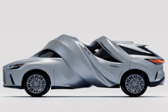 Lexus transforma RZ 450e e RX 450h+ em esculturas na NY Art Week