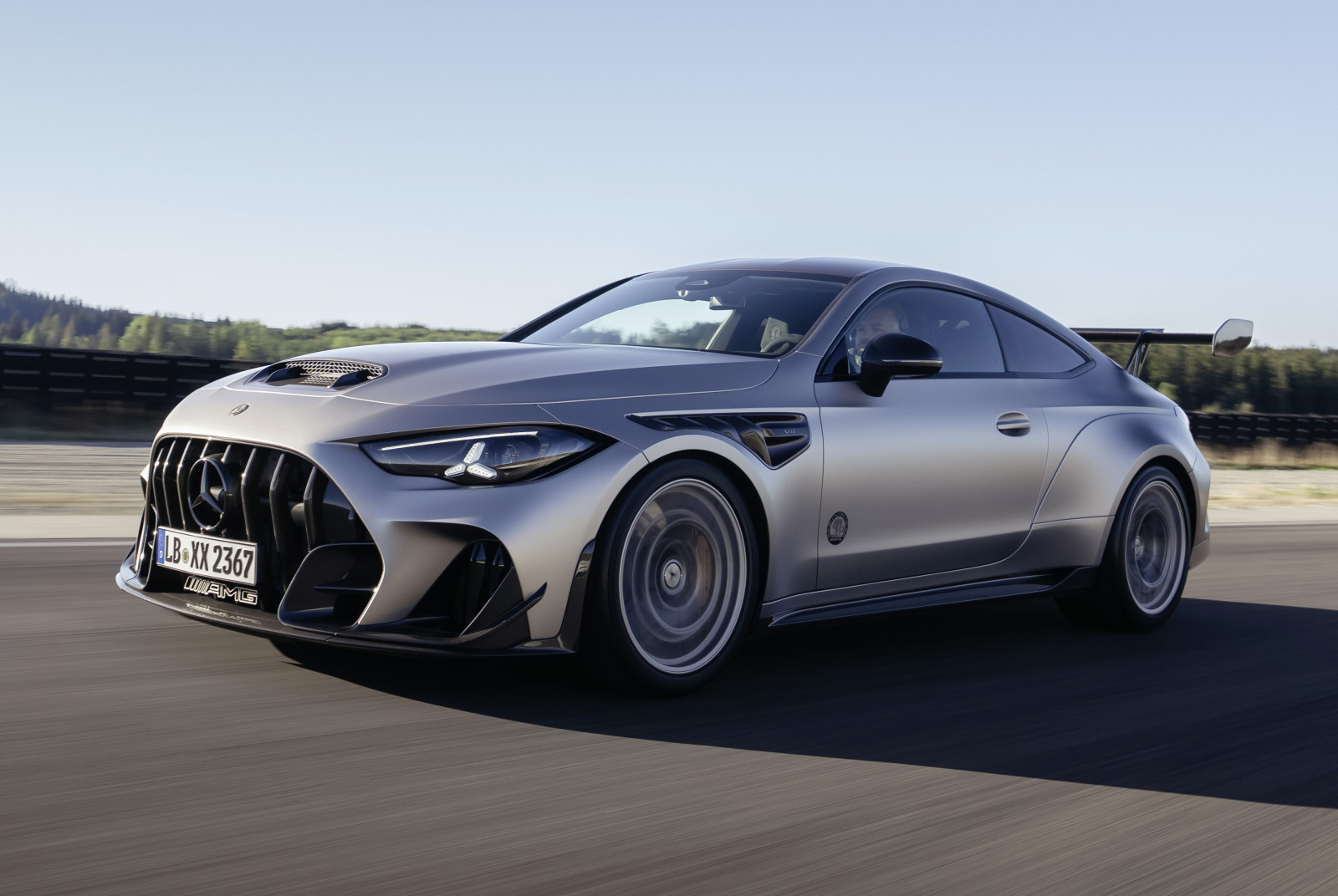 Mercedes-AMG lança CLE 646: V8 de 646 cv, RWD e só 30 unidades