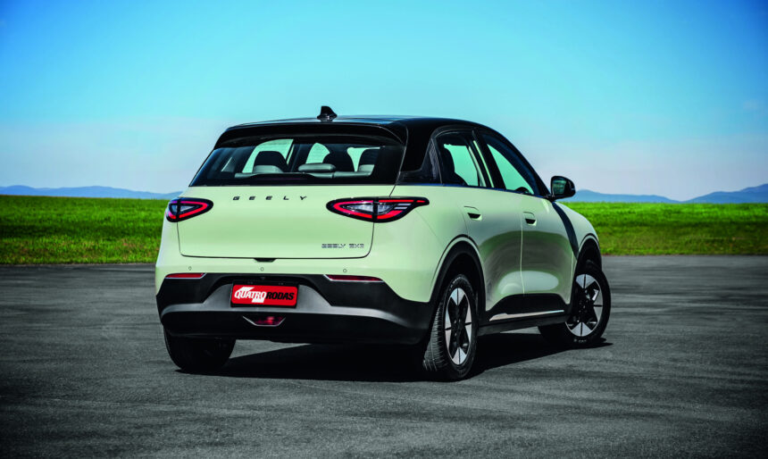 MG4 Urban Comfort enfrenta Geely EX2 Max em duelo dos hatches elétricos