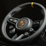 Moza lança réplica licenciada do volante do Porsche 911 GT3 RS