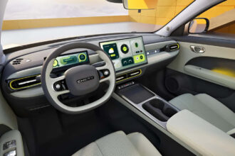 Omoda lança QQ elétrico no Brasil em 2027 para enfrentar BYD Dolphin