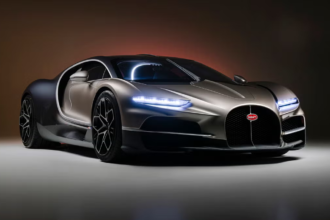 Polo bate na traseira de protótipo Bugatti Tourbillon durante testes na Espanha