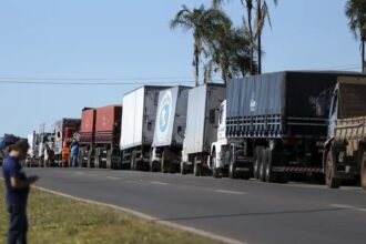 PRF proíbe circulação de caminhões excedentes em rodovias federais no domingo (4)