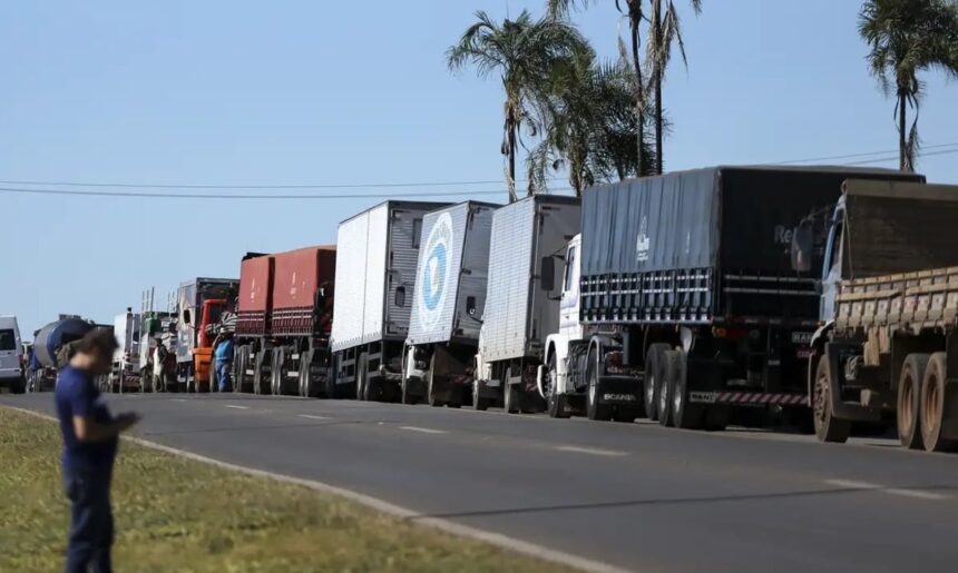 PRF proíbe circulação de caminhões excedentes em rodovias federais no domingo (4)