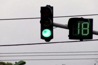 Projeto obriga semáforos a exibir contagem regressiva e impede multas