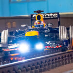 Red Bull testa F1 adaptado com rodas de trem nos túneis do metrô de Madri