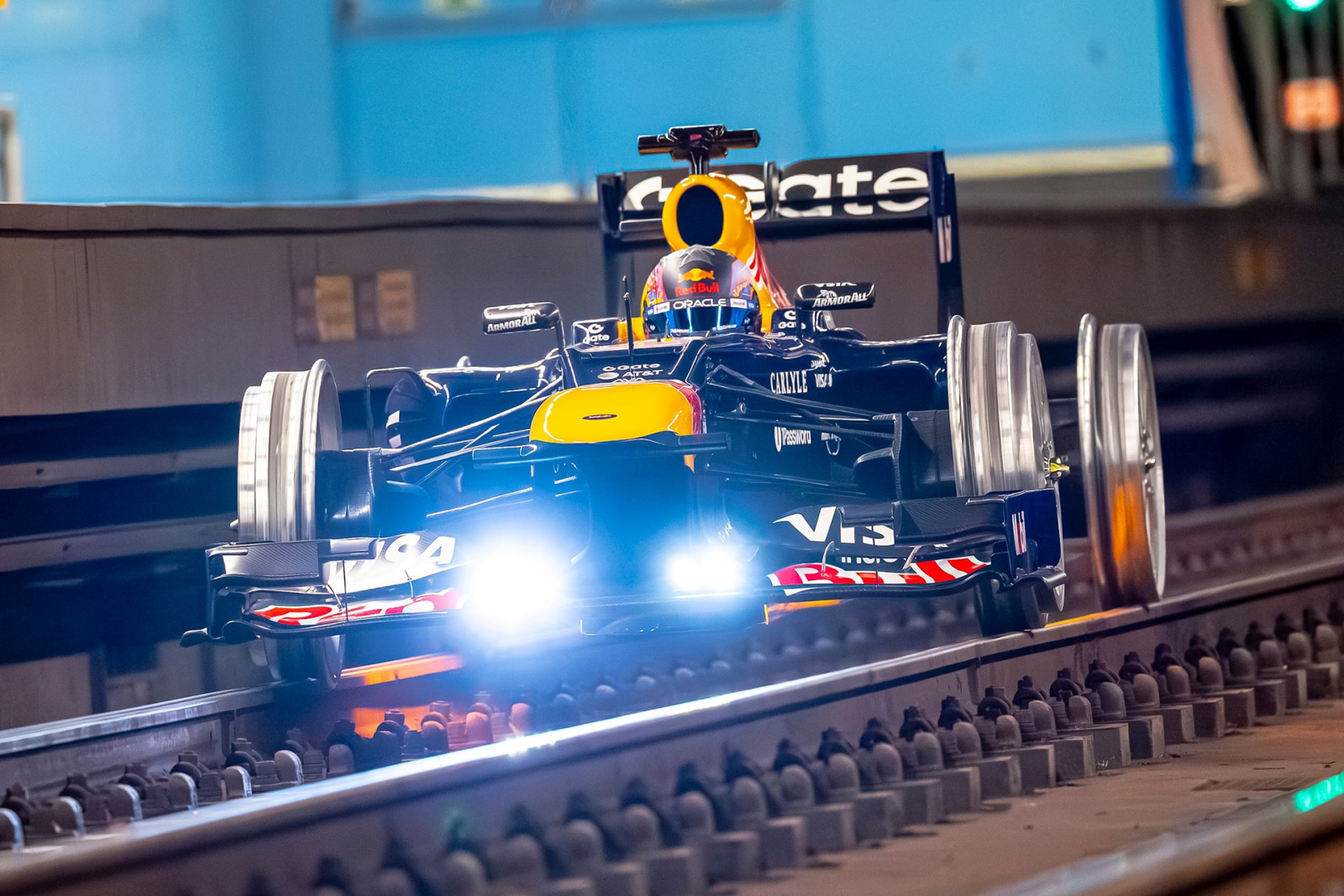 Red Bull testa F1 adaptado com rodas de trem nos túneis do metrô de Madri