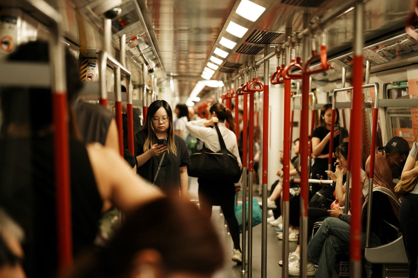 Singapura pune com até S$5.000 quem causar incômodos no transporte público