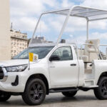 Toyota converte duas Hilux em papamóveis para visita do papa Leão XIV