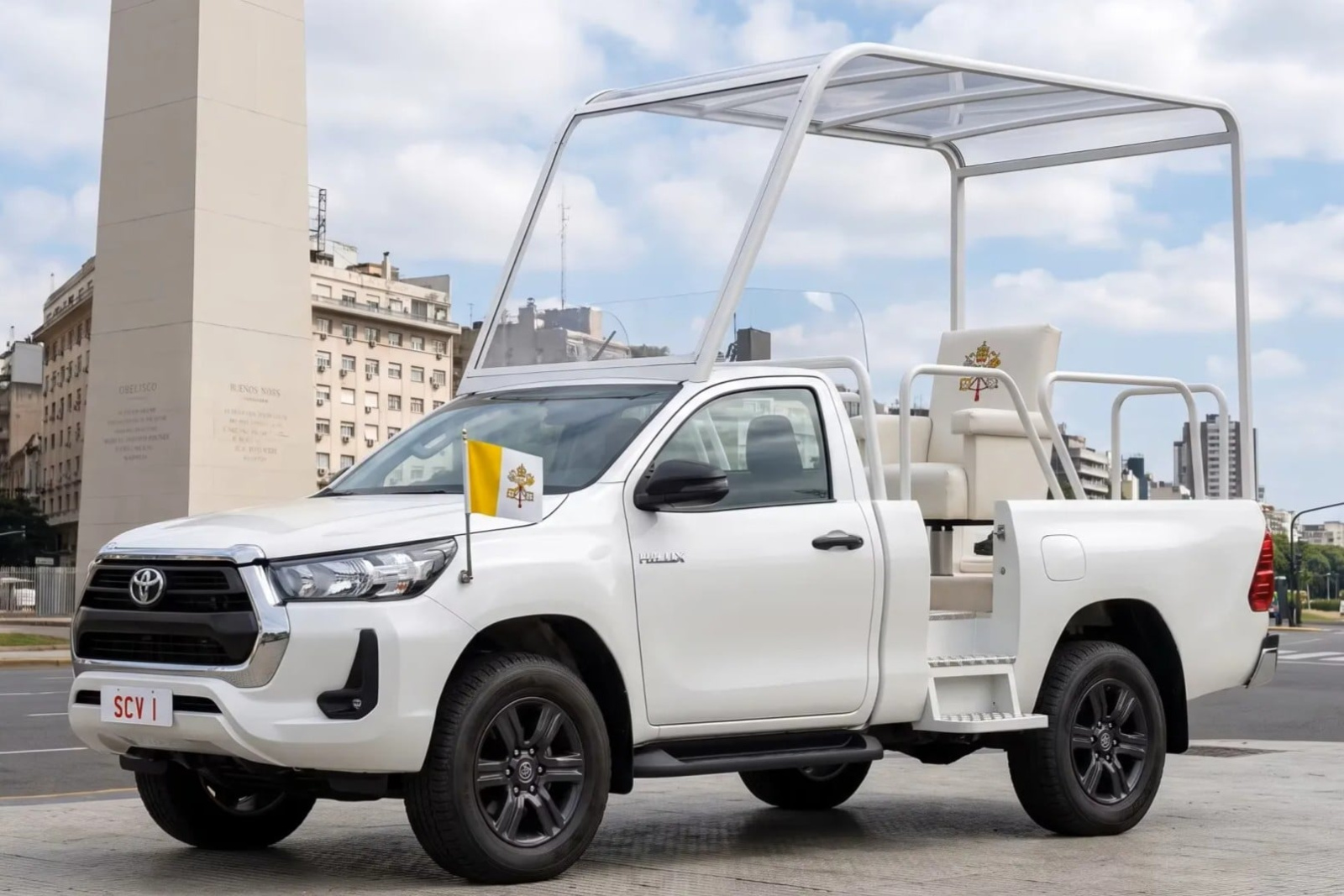 Toyota converte duas Hilux em papamóveis para visita do papa Leão XIV