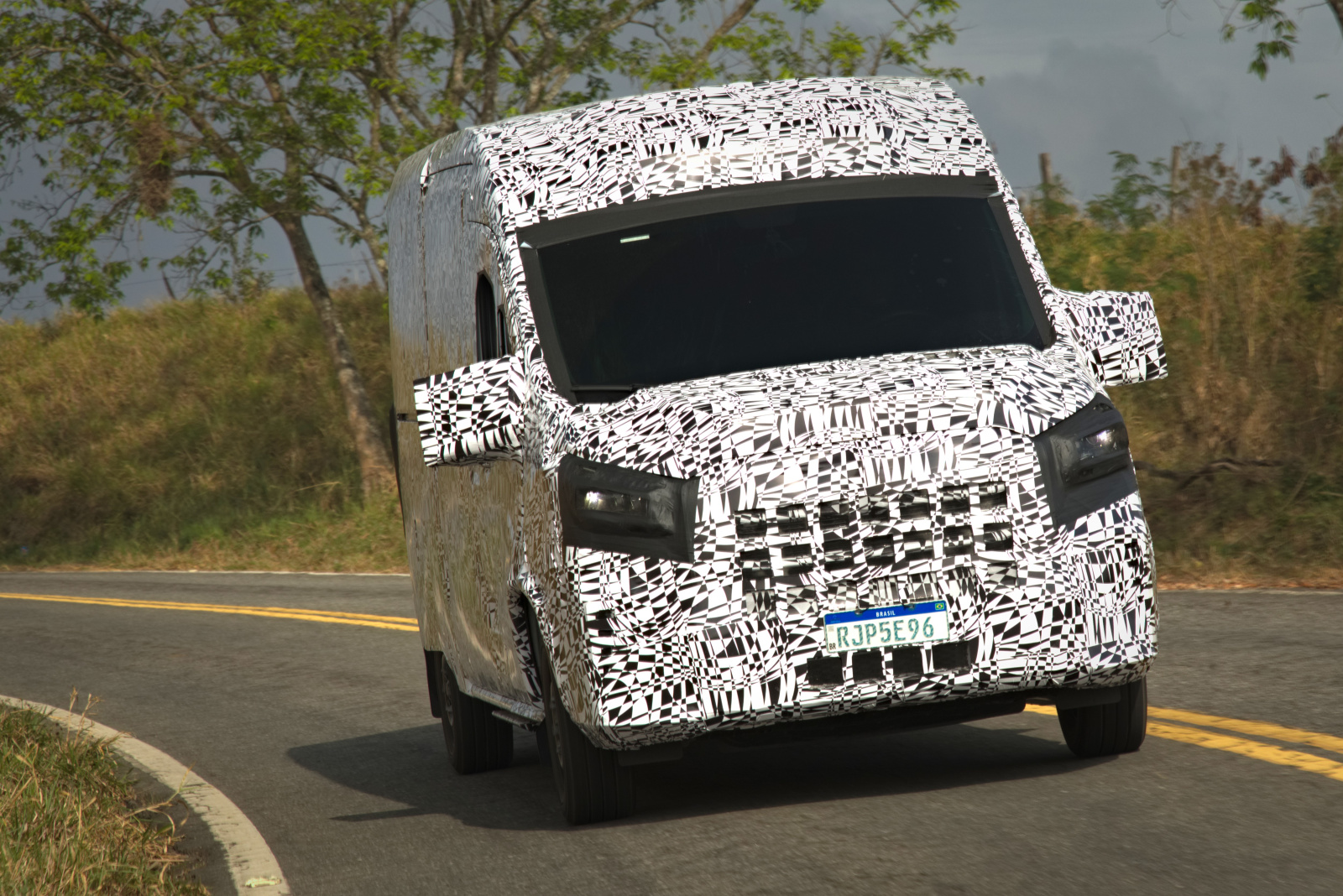 Volkswagen anuncia furgão chinês para o Brasil com plataforma Maxus