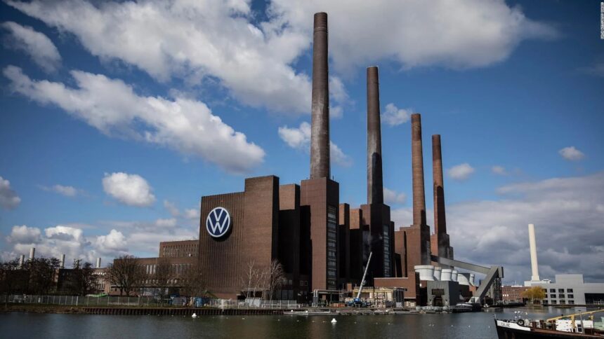 Volkswagen anuncia Plano 2030, cortará 50 mil vagas e reduzirá metade da linha