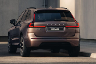 Volvo atualiza XC60 2027 e eleva autonomia elétrica a 200 km
