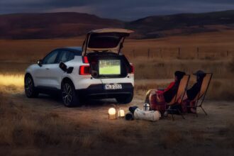 Volvo libera V2L via OTA no EX30 e transforma carro em gerador móvel