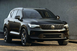 Volvo renova XC40 2027, mantém motor a combustão e atualiza visual