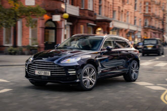 Aston Martin lança DBX GT com 727 cv e foco no conforto e silêncio