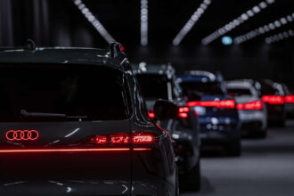 Audi Q9 estreia lanternas curvas em vidro de 0,1 mm com OLED digital
