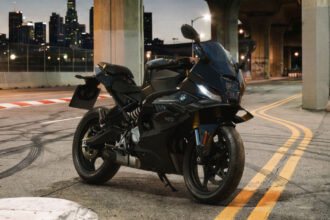 BMW lança F 450 RR carenada: 420 cm³, 48 cv e foco em pista