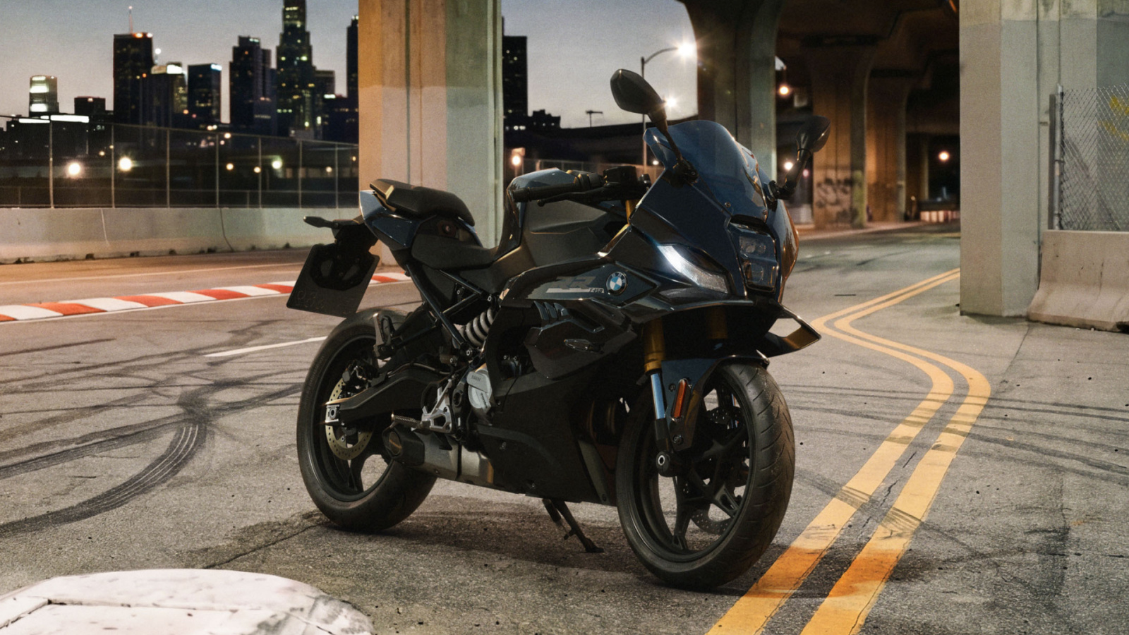 BMW lança F 450 RR carenada: 420 cm³, 48 cv e foco em pista