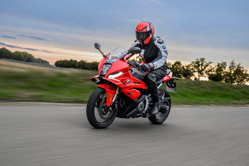 BMW lança F 450 RR: esportiva compacta 48 cv por €7.250