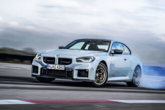 BMW M2 CS acelera: 530 cv, freios carbono e foco na pista