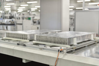 BYD patenteia bateria com células submersas para resfriamento por imersão