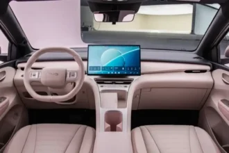 BYD revela Dolphin Mini com banco massageador e frunk de 94 litros