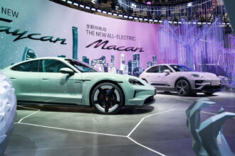 China registra queda de 20% nas vendas de elétricos e híbridos