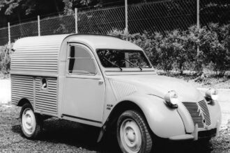 Citroën revela Fourgonnette elétrica ao lado do novo 2CV