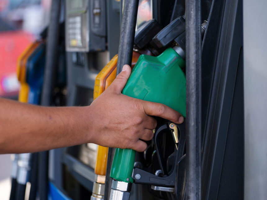 Combustível adulterado? Veja sinais no carro, confira o posto e denuncie