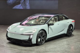 Corolla 2028 ganha elétrico e PHEV com 96 km de autonomia