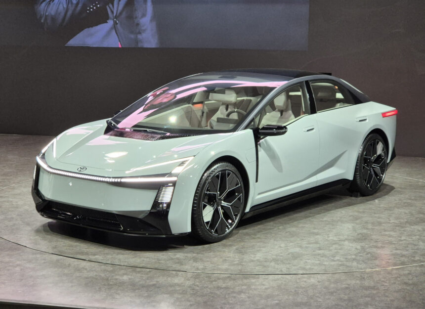Corolla 2028 ganha elétrico e PHEV com 96 km de autonomia