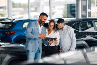 Crise faz consumidor reduzir risco e pesquisar mais antes de comprar carro
