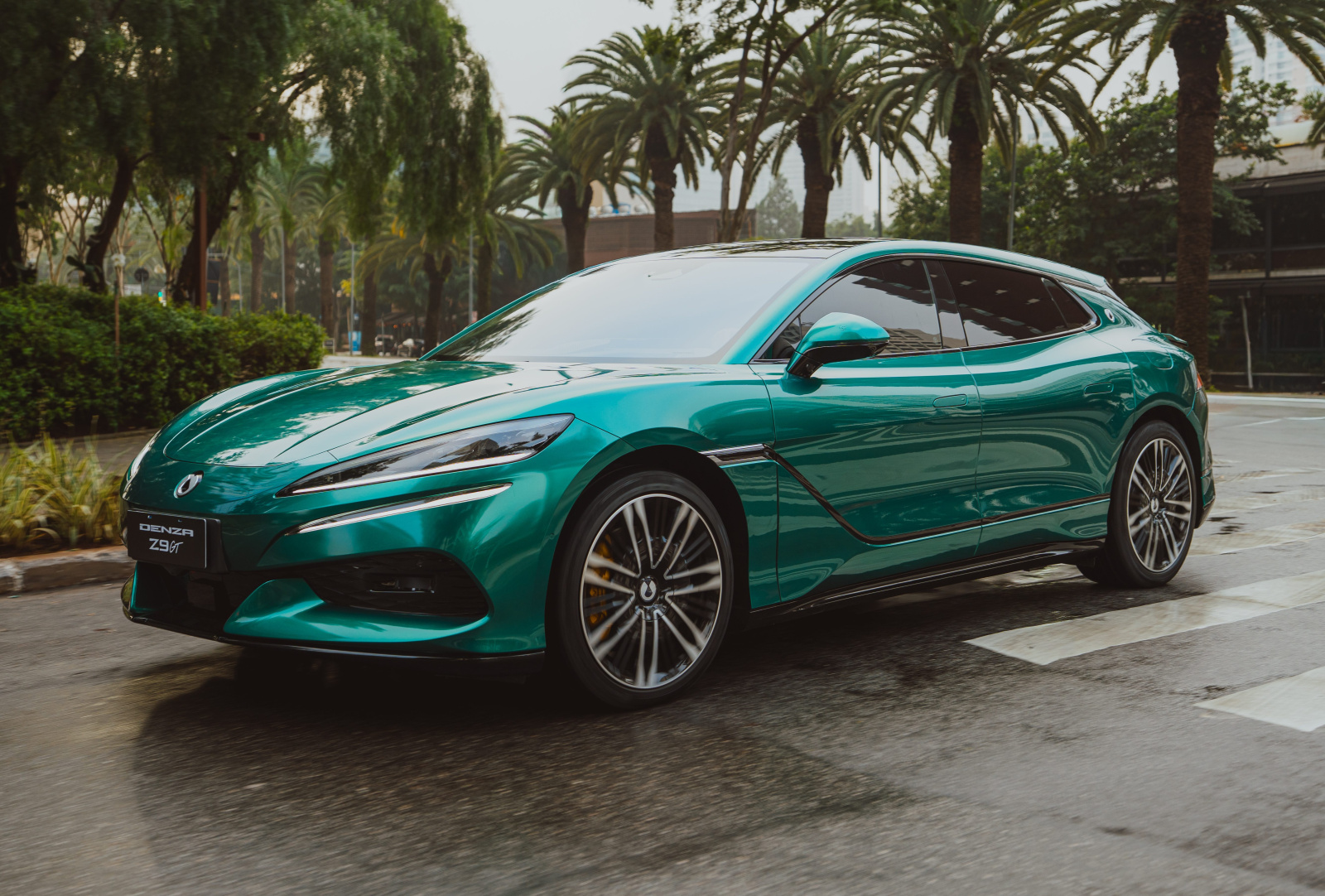 Denza Z9 GT chega ao Brasil com 1.155 cv; preço sobe a R$ 670.000